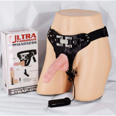 Dương vật giả có dây đeo Ultra Passionate Harness có rung