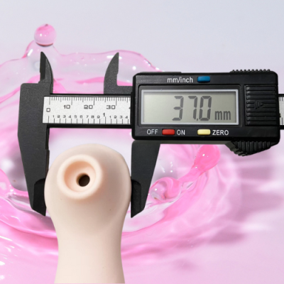 Lưỡi bú mút ngực kích thích