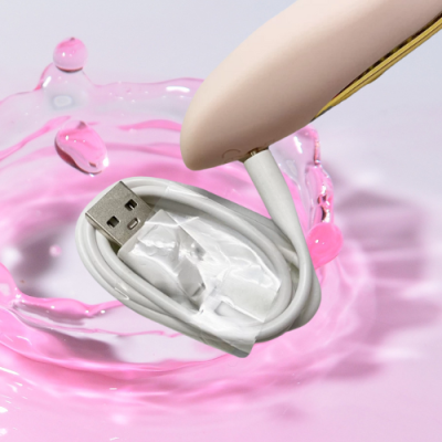 Lưỡi bú mút ngực kích thích
