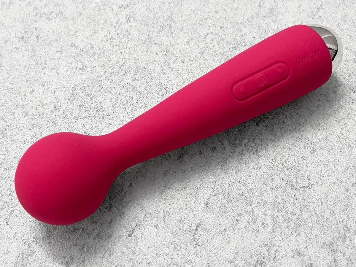 Máy m&aacute;t xa đi&ecirc;̉m G Svakom Mini Emma 6 ch&ecirc;́ đ&ocirc;̣ rung pin sạc