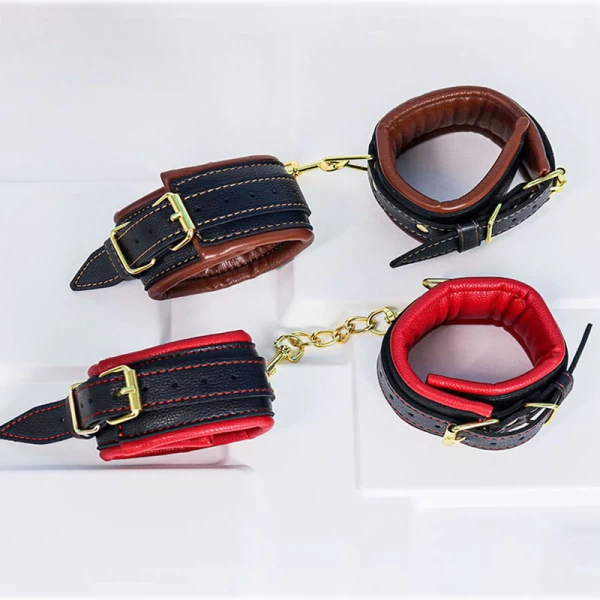 Đồ chơi tình yêu bạo dâm khoá tay da