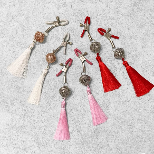 Lục lạc kẹp ti bạo dâm kích thích dành cho nữ