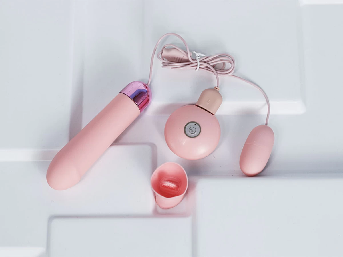 Trứng rung t&igrave;nh y&ecirc;u 2 đầu k&egrave;m lưỡi liếm